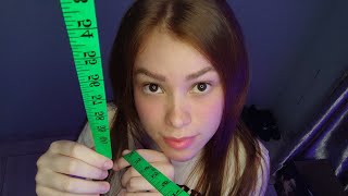 POV ASMR - A filha baixinha do alfaiate tenta medir você (1,80m) com muito esforço 📏