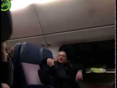 Man boos in de trein. Trappen, schelden. Geniaal !