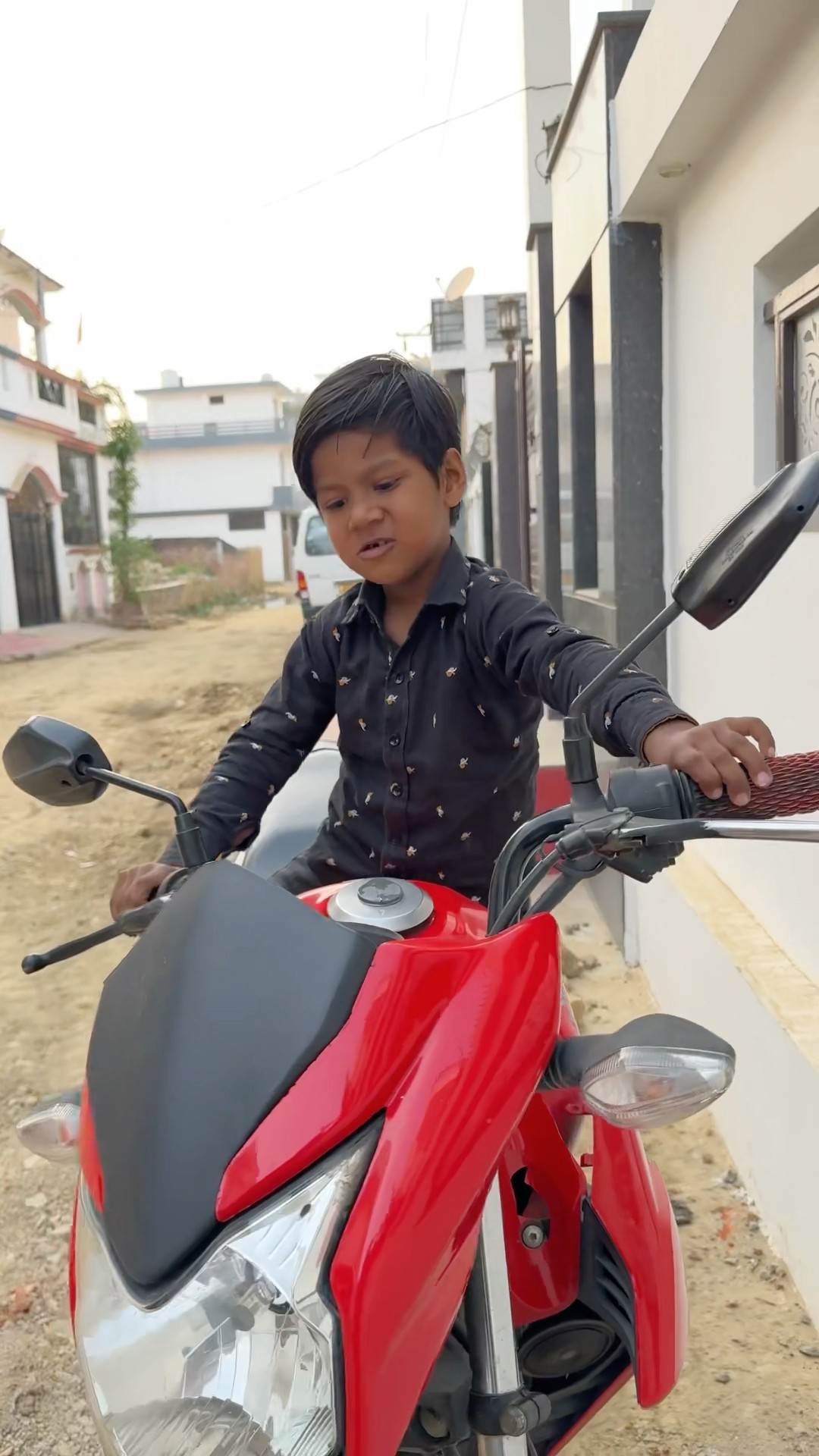 Ayaan ki gadi kaun si hai ?? #shorts #funny #family #comedy #ytshorts #funnyvideo #vloggerayaan