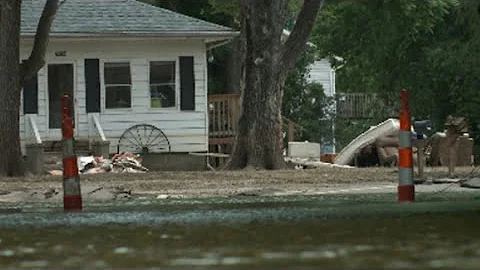 With West Alton residents still underwater, one gr...