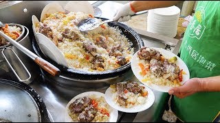 This uncle stews mutton and makes pilaf. 30 yuan for a plate with free extra rice