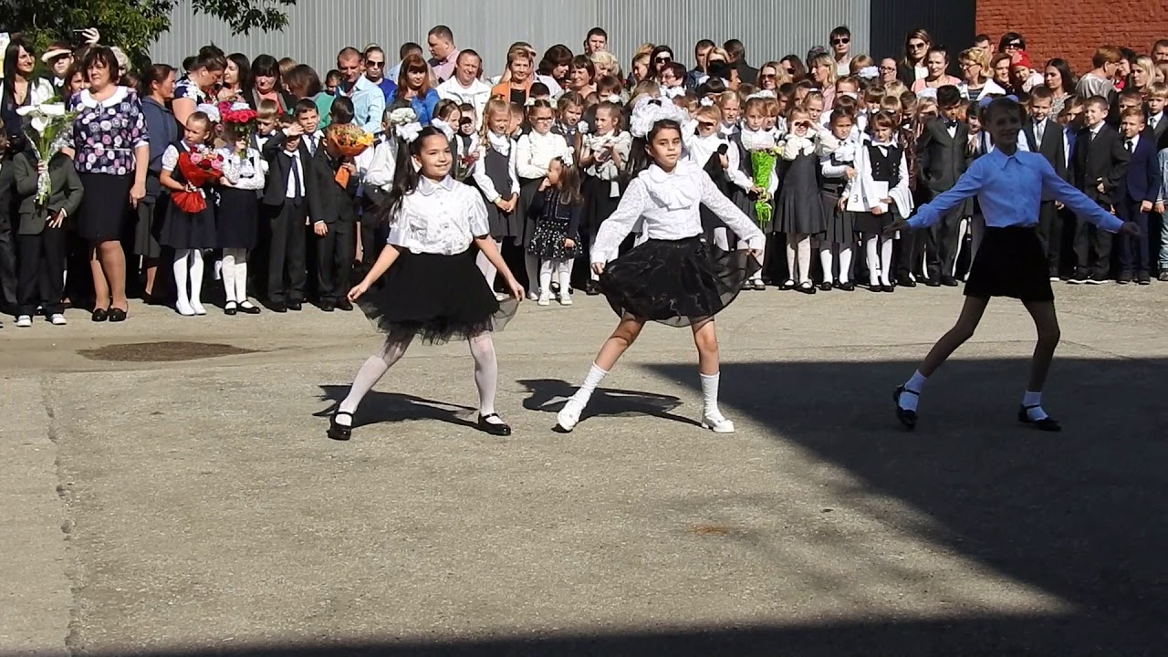 первоклассница танец. школьники первоклассники танцуют. танец первоклассников. танец первоклассников на выпускной. танец первоклашки.