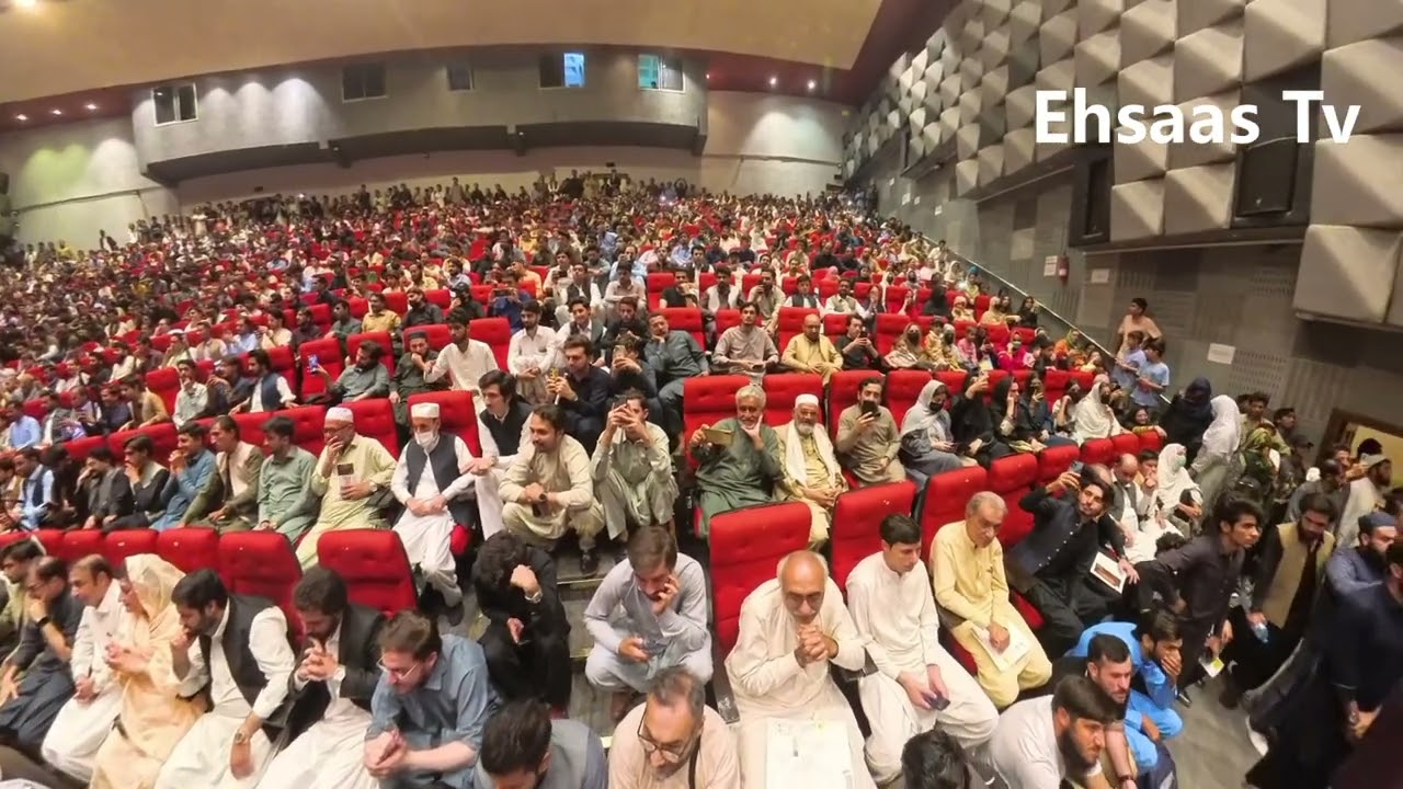 Asad kamran performing at Nishtar Hall Peshawar during a function of Mafkora