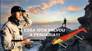 (PESCARIA DE COSTEIRA) Aventurando-se na Pesca de Robalo em Penhasco no Japão!