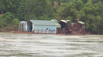 Tin Tức 24h : Người dân bức xúc đốt tàu khai thác cát, sỏi của doanh nghiệp tại Tuyên Quang