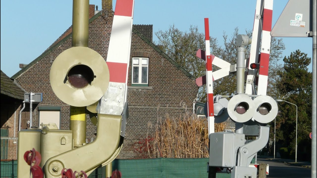 Spoorwegovergang Tegelen // Dutch railroad crossing