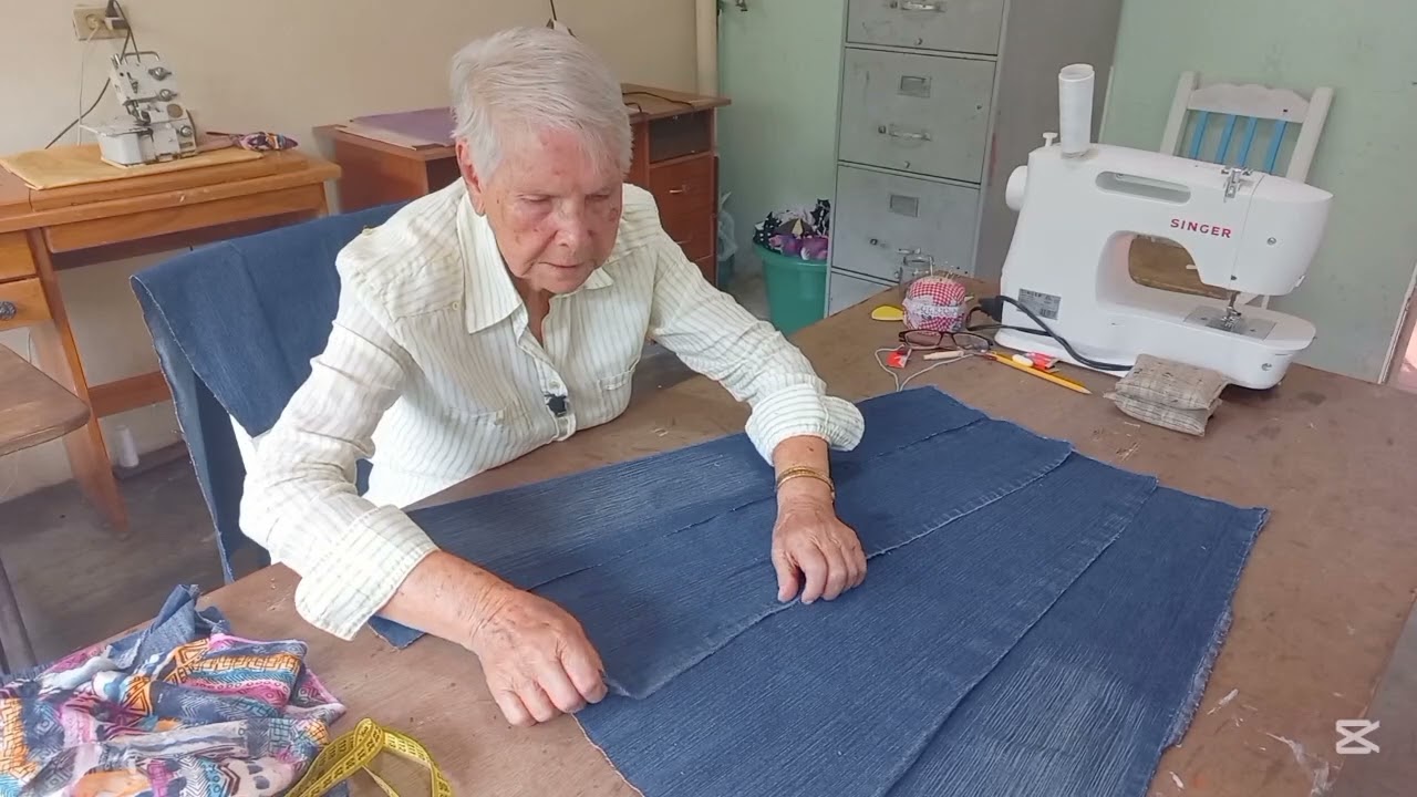 Una bonita falda, con pantalones de mezclilla 🪡♻️.