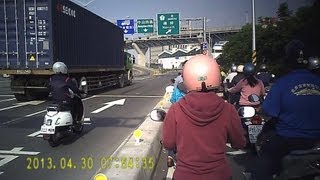 20130430-0754  20才幾秒就紅燈了，有必要騎快車道嘛？