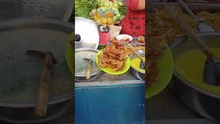 Mandi Keringat di Warung Makan Ayam Goreng Bu Toha. 