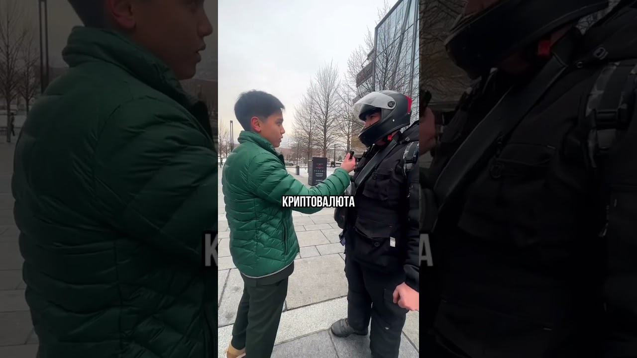 Парень Раздает деньги на Улице