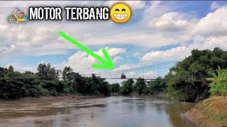 Suasana dari bawah jembatan gantung yg melintang diatas bengawan solo, karangbanyu widodaren ngawi