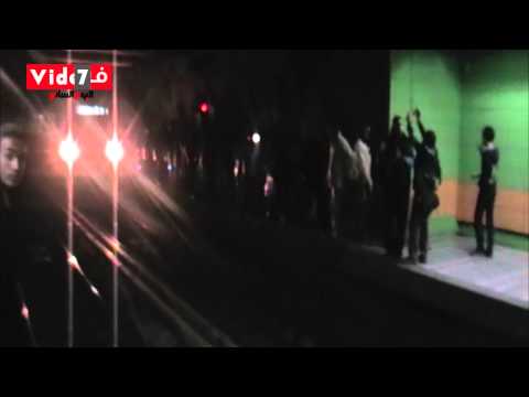 الركاب يرتجلون داخل النفق بعد قطع محطة محمد نجيب