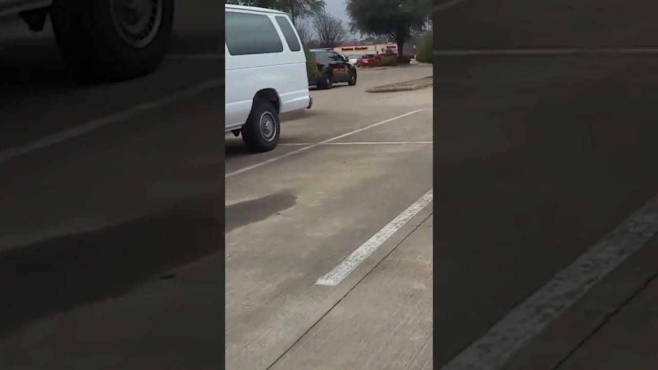 Полицейский направил пистолет на мужчину, едущего на велосипеде