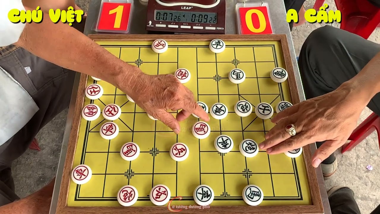 CHÚ VIỆT kiếm ANH CẨM khiêu chiến xém bị mất bánh XÍCH LÔ !