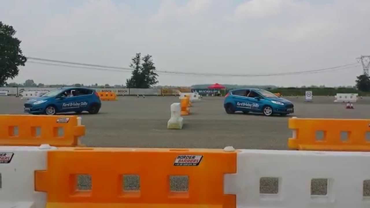 Sovrasterzo da Pubblicità Ford Driving Skills for Life 