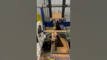 Automatic feeding CNC woodworking lathe automatically turns wooden support columns!