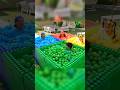 Jugando con bolas de colores en la piscina de Lego 🤩