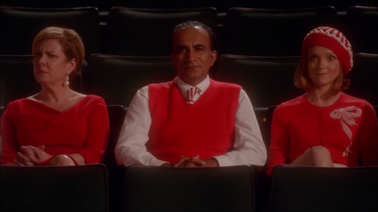 Glee - Sue renames the auditorium after Finn 6x13