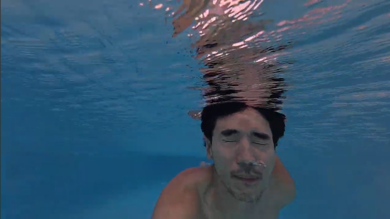 ดำน้ำในสระหรูใจสาทร แต่ท่าคือเป็ดหัดว่ายน้ำ” 🦆🏊‍♂️💦😂