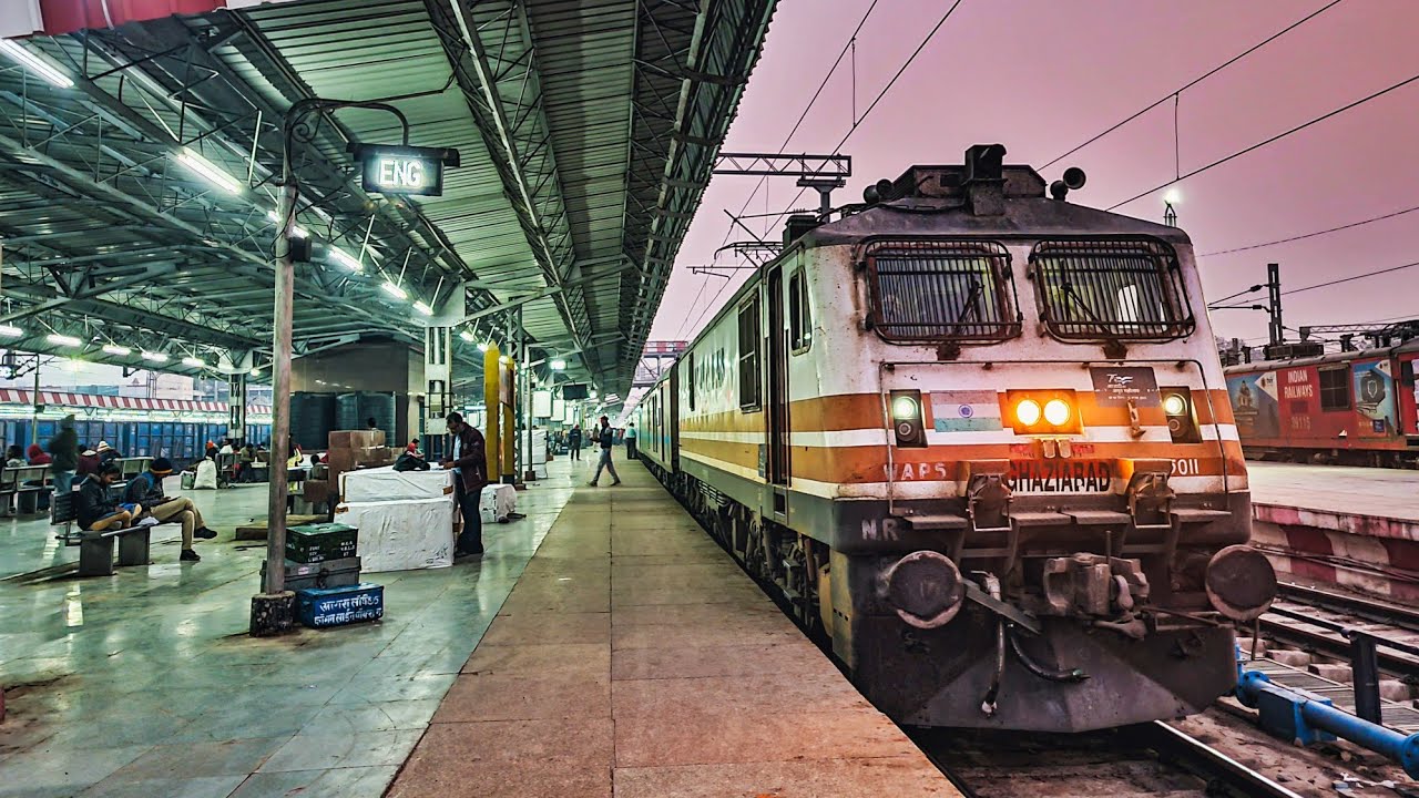 12195 Ajmer Intercity Express Arriving Ajmer Junction 