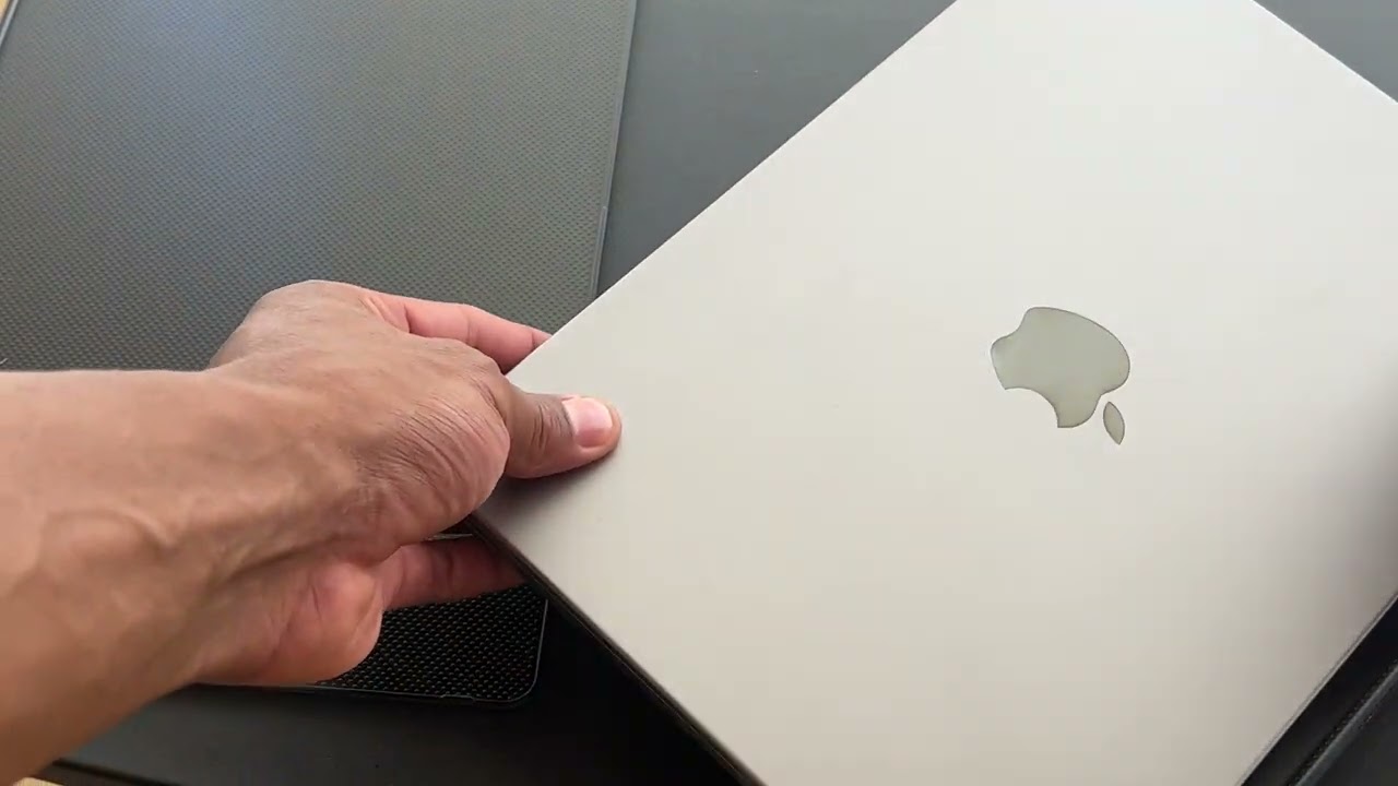 Incase case for MacBook Unboxing and Installation