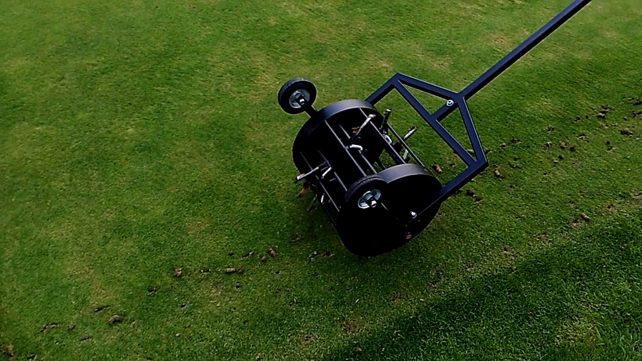 Manual lawn aerator/Ruční aerifikátor - práce s dutými hroty - YouTube