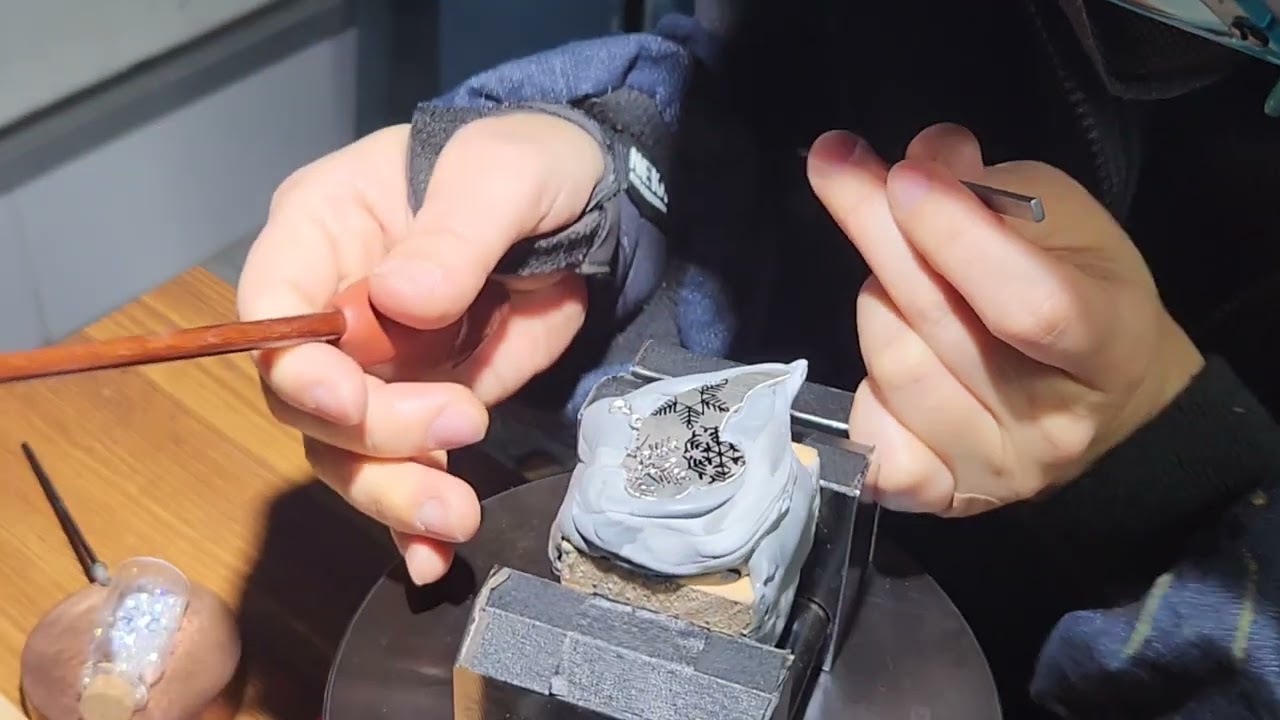 Cloud and rain brooch 24: snowflake cloud