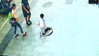 En China un  pequeño de tres años piso una alcantarilla rota y cayó en un pozo