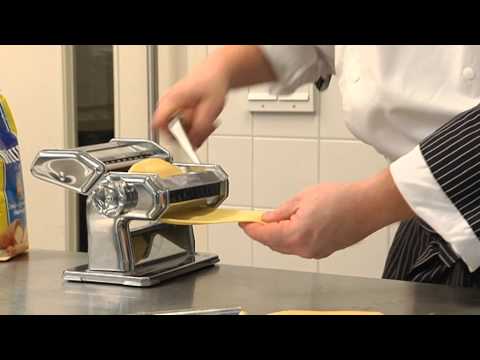 Video: Hoe Om Pasta-sneeuvlokkies Te Maak