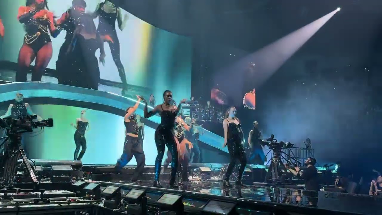 Dua Lipa - Dance the night/Don’t start now - LIVE at radical optimism tour in Melbourne- 23 Mar 2025