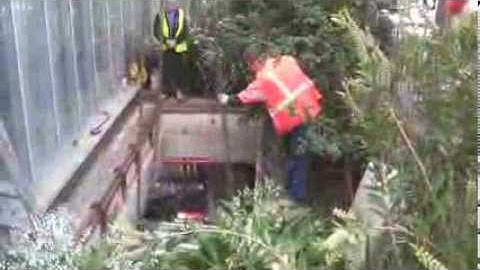 New linac craned into Peter Mac 26 October 2013