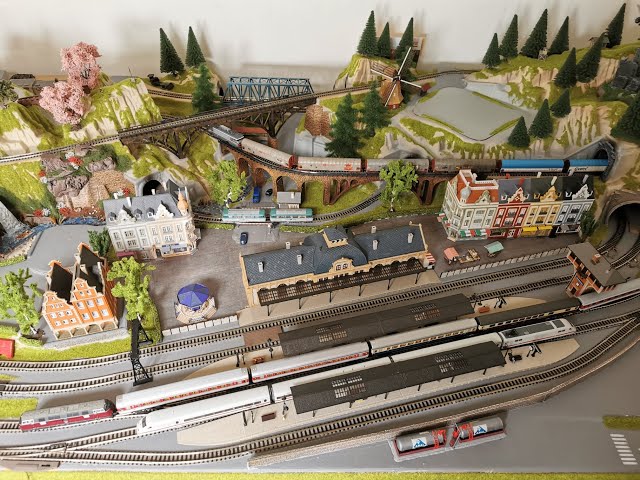 Plateau NOCH avec circuit trains électriques en N complet