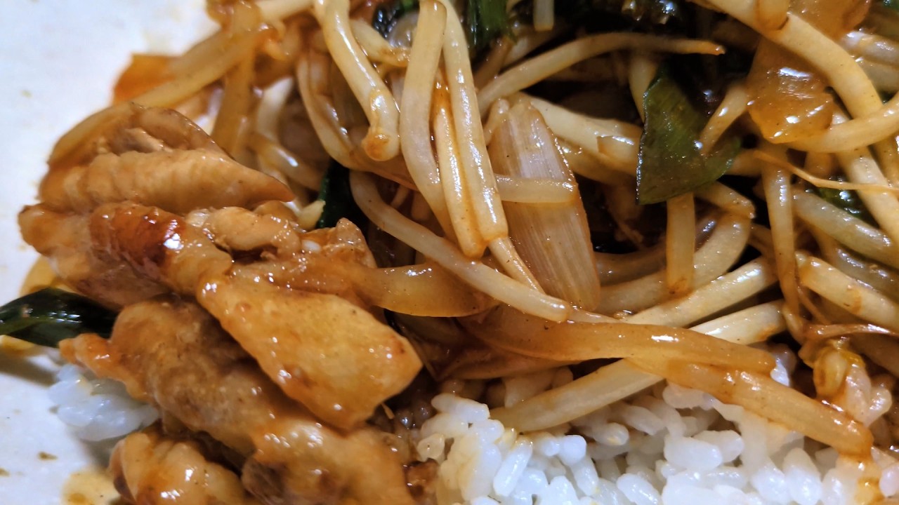 ただ、鶏肉の黒酢あん丼を食べる。