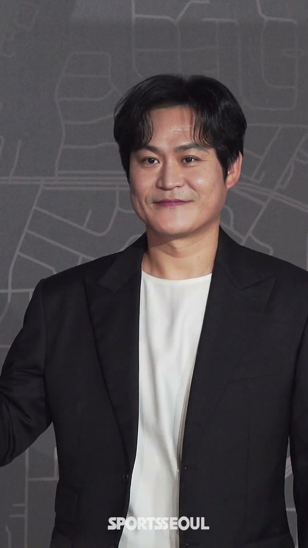 김성균, 댄디남 코디와 크림 같은 미소