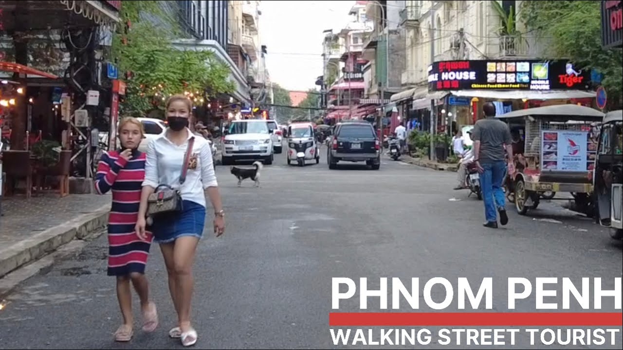 Walking tour on the street tourist Phnom Penh 136