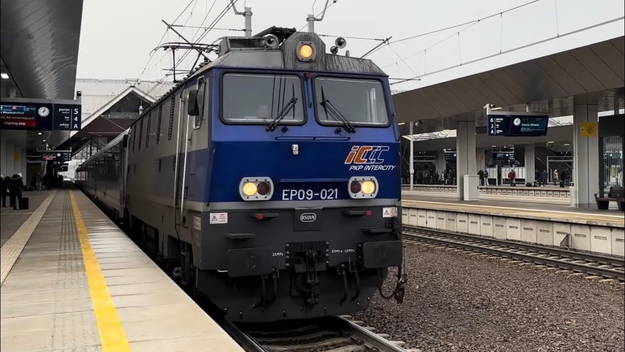Odjazd EP07-021 Z IC ,,Sobieski’’ Na stacji Warszawa Zachodnia 2025