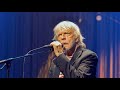 Renaud trs critiqu une clbre animatrice le dfend  laissez le chanter mme mal mme faible