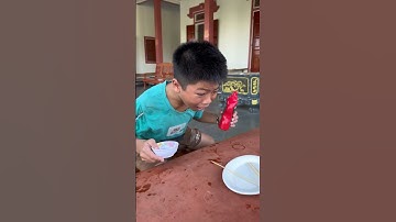 Ai đã ăn hết xúch xích của Người Rừng rồi | Tippi Vips #funny