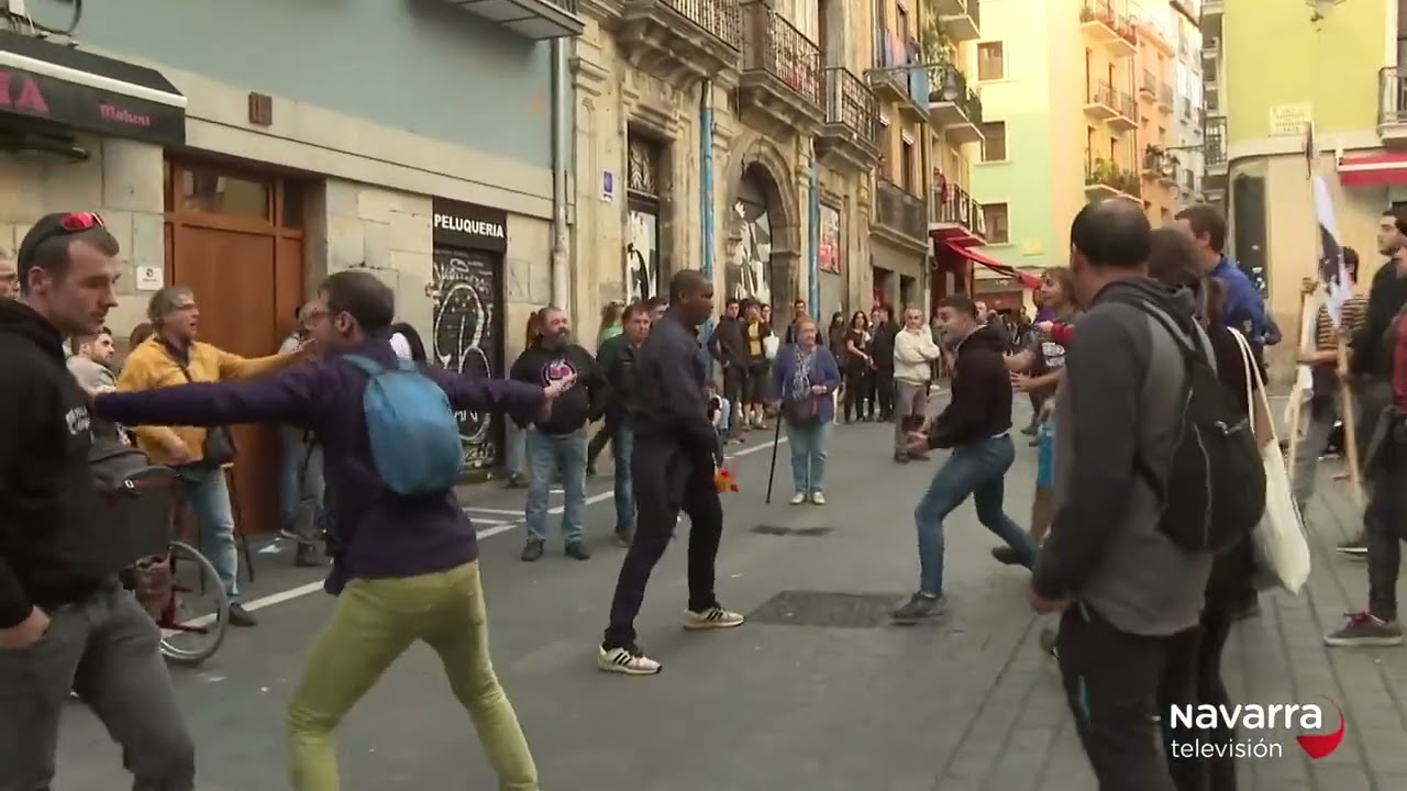 La agresión racista por llevar una bandera de España en Navarra que enmudece a la izquierda