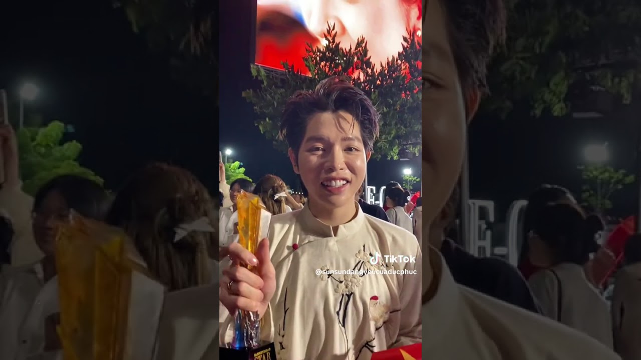 Đức Phúc Sau Khi Nhận Giải Thưởng Mang Cúp Ra Gặp Sun Sun| 30.10.2025