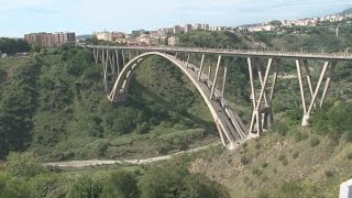 Catanzaro - Donna si getta dal ponte Morandi