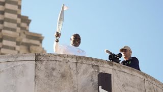 JO Paris 2024 : Basile Boli lance le relais de la flamme olympique