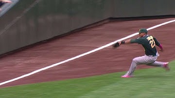 OAK@SEA: Taylor makes a sliding catch in left field