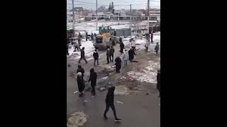 В Новосибирске мужик на тракторе снёс нелегальные мигрантские торговые точки. В Новосибирске мужик на тракторе снёс нелегальные мигрантские торговые точки.