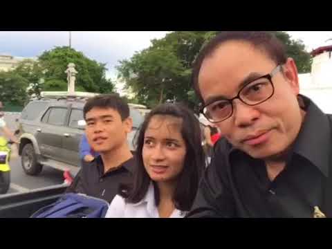 ลุงแดงนั่งเรือต่อด้วยรถกระบะเพื่อไปกราบพระบรมศพ