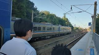 1238次EMU700型區間車與2541次EMU500型區間車(機電更新車)在崎頂站交會