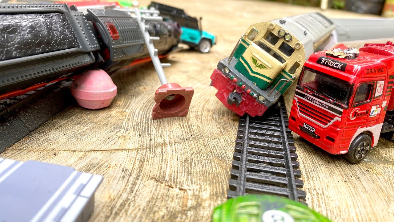 Drama Merakit Tabrakan Mainan Kereta Api CC201 Vintage, Kereta Api Anjlok Terguling Menabrak Truk