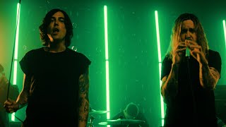 Смотреть клип Sleeping With Sirens Ft. Spencer Chamberlain - Crosses