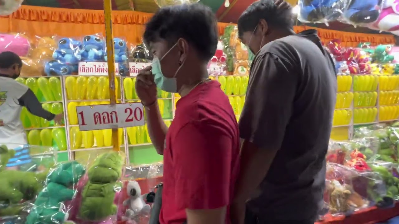 พีวุฒิเสียสละถอดรองเท้าให้สาวนุ่น