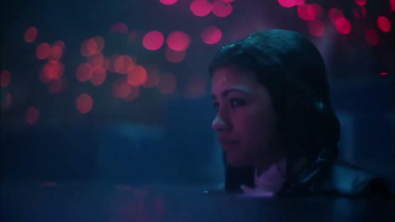 Zendaya Lesbian Kiss Scene In Swiming Pool With A Blonde Girl In A